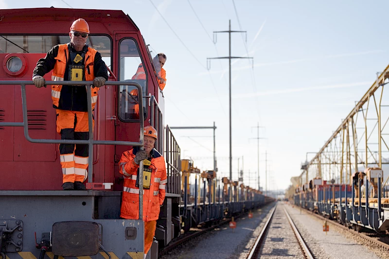 Fotografie des SBB Bahntechnik Centers, aufgenommen im Herbst 2023. Das Bild zeigt Mitarbeiter bei der Arbeit in verschiedenen Bereichen des Zentrums, dokumentiert von Fotograf Manuel Lopez.