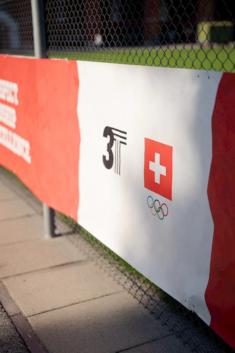 Logo mit den Olympischen Ringen und dem Swiss Olympic-Logo, aufgenommen von Fotograf Manuel Lopez im Rahmen seines Projekts für den Talent Treff Tenero, das Nachwuchstalente im Sport fördert.
