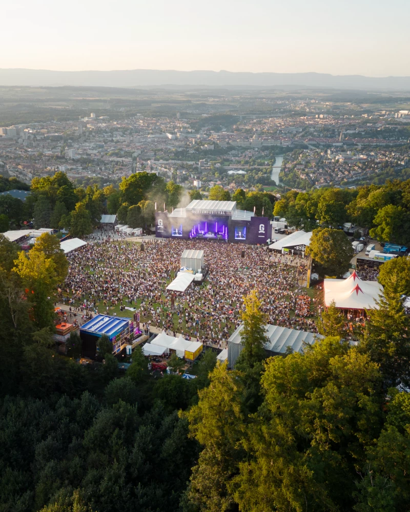Drohnenaufnahme des Gurtenfestivals 2023 in Bern. Die spektakuläre Luftaufnahme zeigt das Festivalgelände und die Zuschauer, während das Festival von Fotograf Manuel Lopez dokumentiert wird.