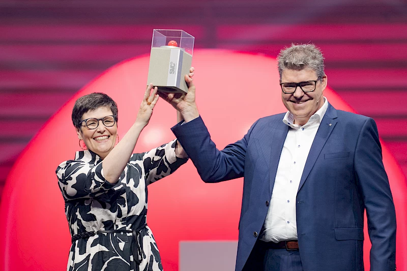 Die Gewinner des Prix SVC Zentralschweiz 2023, Marianne Jung und Pirmin Jung von der PIRMIN JUNG Schweiz AG, freuen sich am Dienstag, 2. Mai 2023, im KKL Luzern über den Gewinn des Prix SVC.